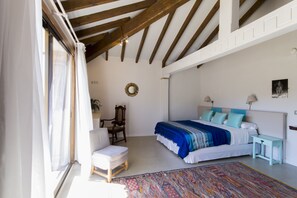 Suite, vue montagne | Coffres-forts dans les chambres, bureau, lits bébé (gratuits)