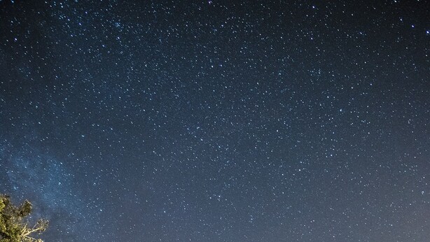 A starry night sky over a pool area with a wooden pergola and seating. - Casa Das Cegonhas (Alcacer do Sal)