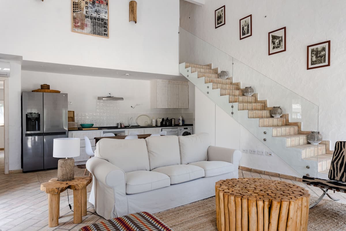 Villa, alberca privada (Villa 3) | Área de sala de estar | Televisión de pantalla plana