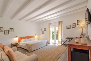 Minibar, in-room safe, soundproofing, free WiFi