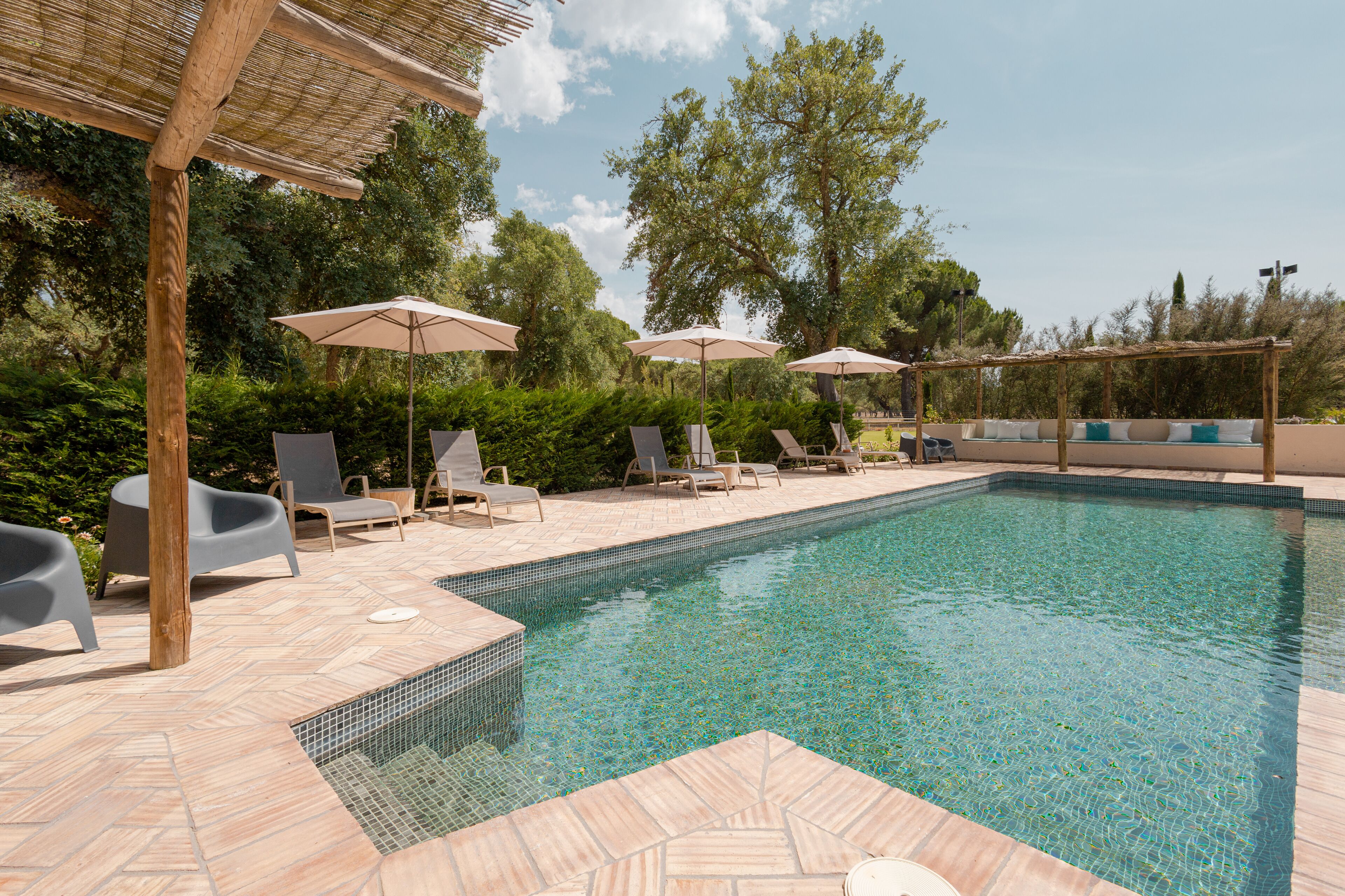 Una piscina al aire libre