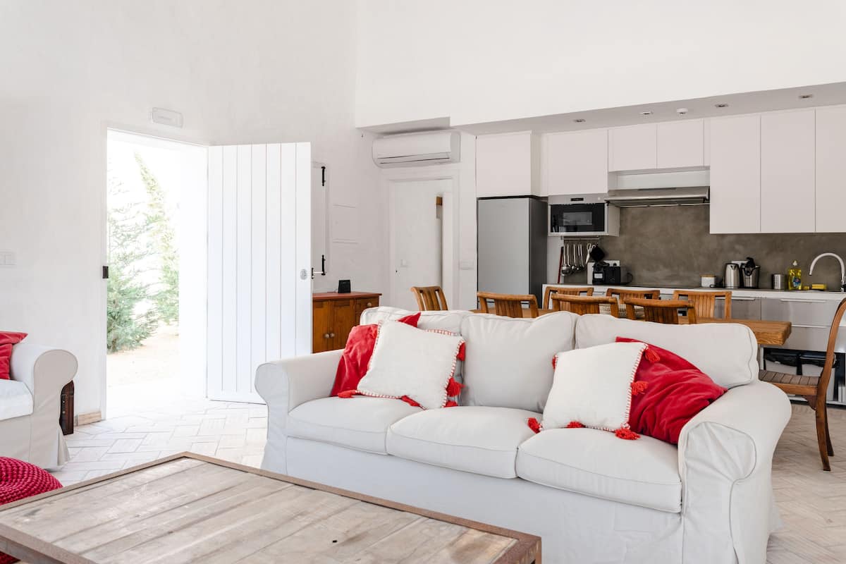 Villa, alberca privada (Villa 2) | Área de sala de estar | Televisión de pantalla plana