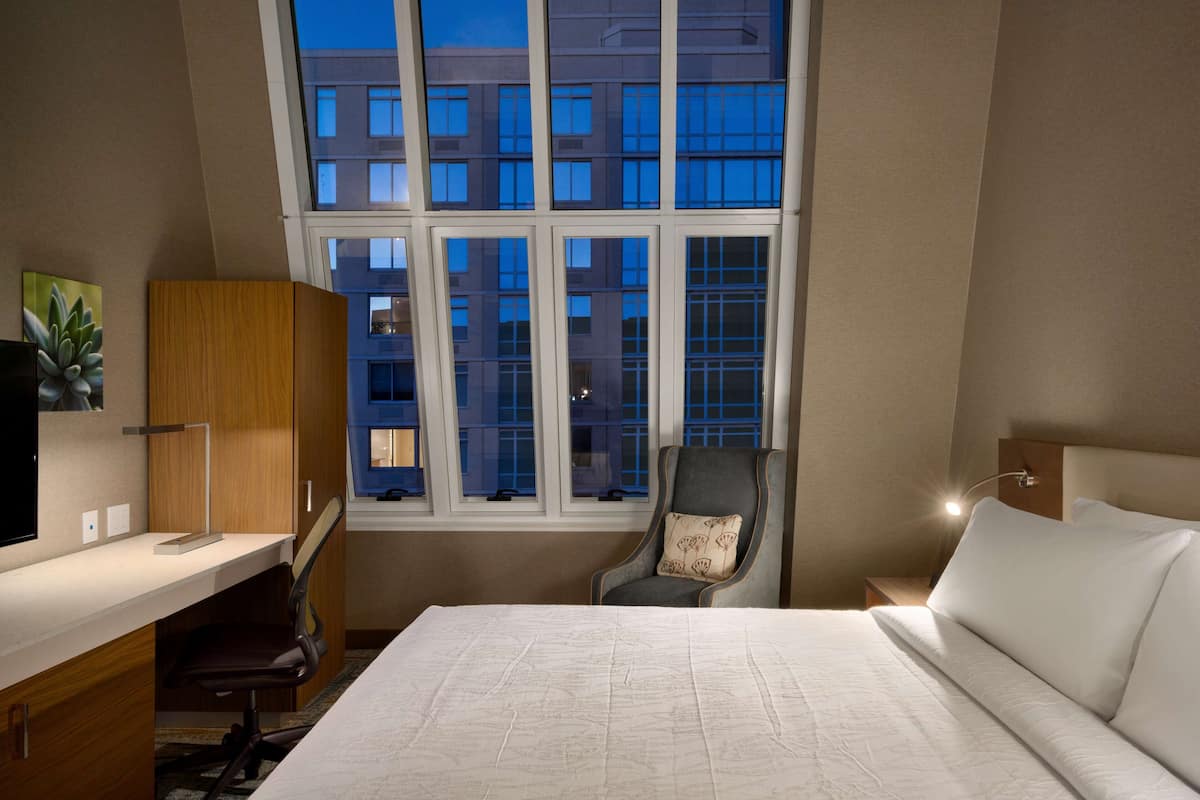 Room, 1 King Bed (Sky View) | In-room safe, individually decorated, individually furnished, desk