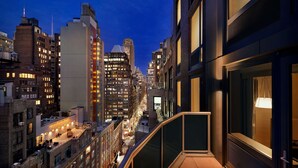 Un immeuble de grande hauteur, doté de nombreux étages, de grandes fenêtres et d’une architecture moderne.