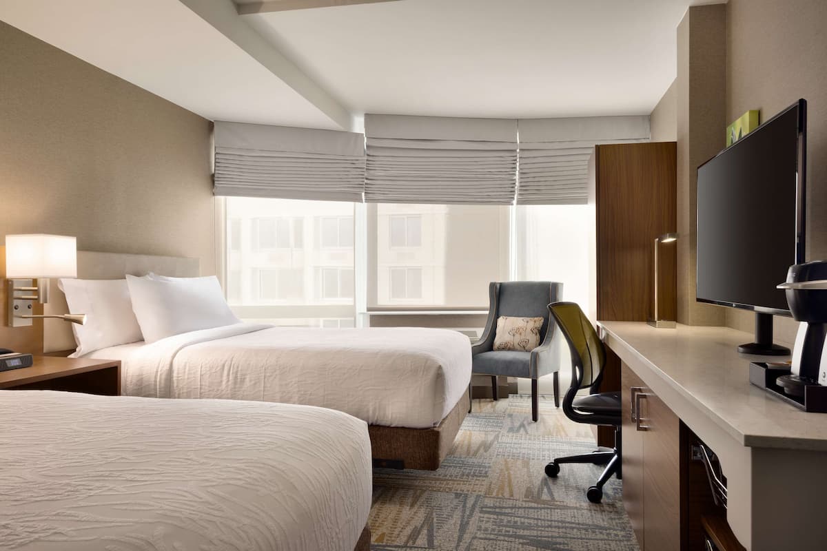 Kamar Deluks, 2 Tempat Tidur Double, difabel rungu, microwave (Mobility & Hearing) | Brankas, meja kerja, ruang kerja ramah laptop, dan tirai kedap cahaya