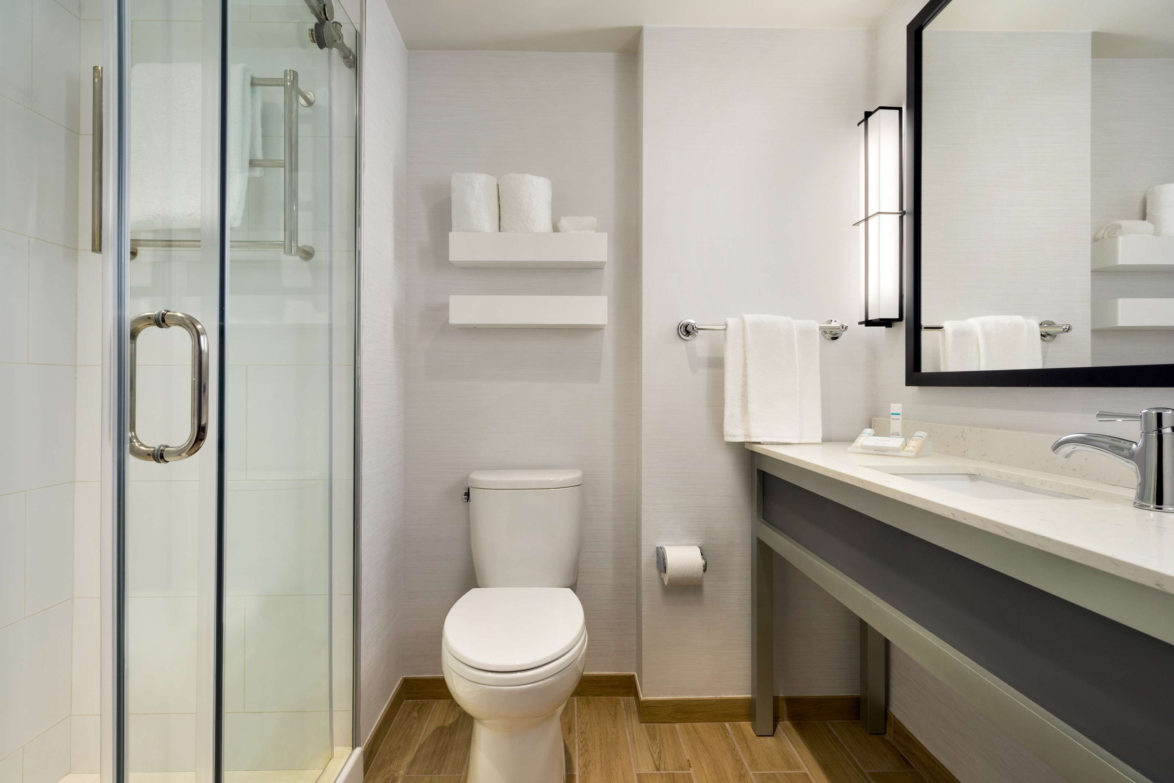 Amenidades de baño gratuitas, secadora de cabello, batas, toallas 