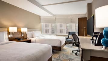 Rom, 2 dobbeltsenger, tilgjengelighetstilpasset (Mobility & Hearing) | Safe på rommet, individuelt dekorert, individuelt innredet og skrivebord