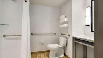 Un baño con ducha, inodoro y lavamanos.
