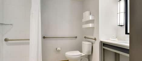 Un baño con ducha, inodoro y lavamanos.