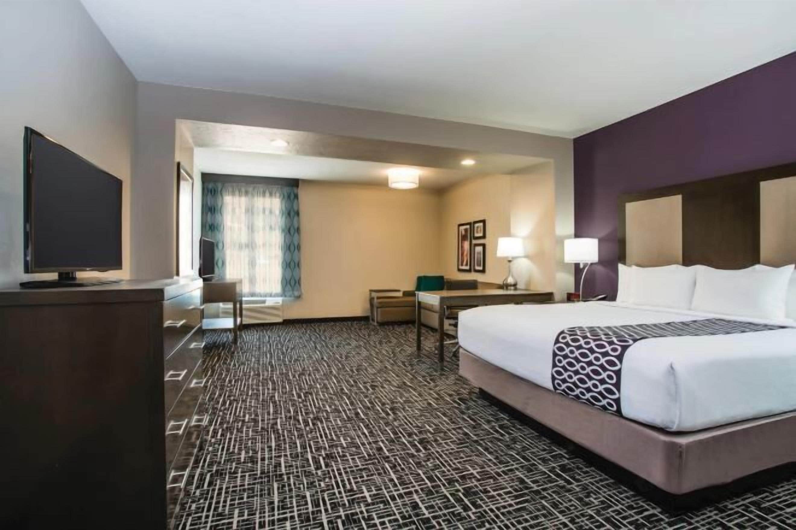 Premium bedding, desk, iron/ironing board, free cots/infant beds