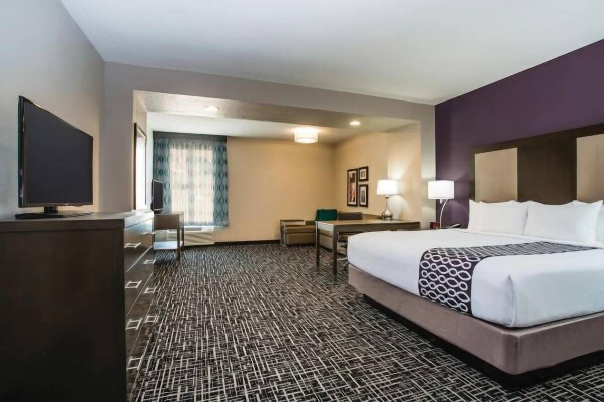 Hochwertige Bettwaren, Schreibtisch, Bügeleisen/Bügelbrett