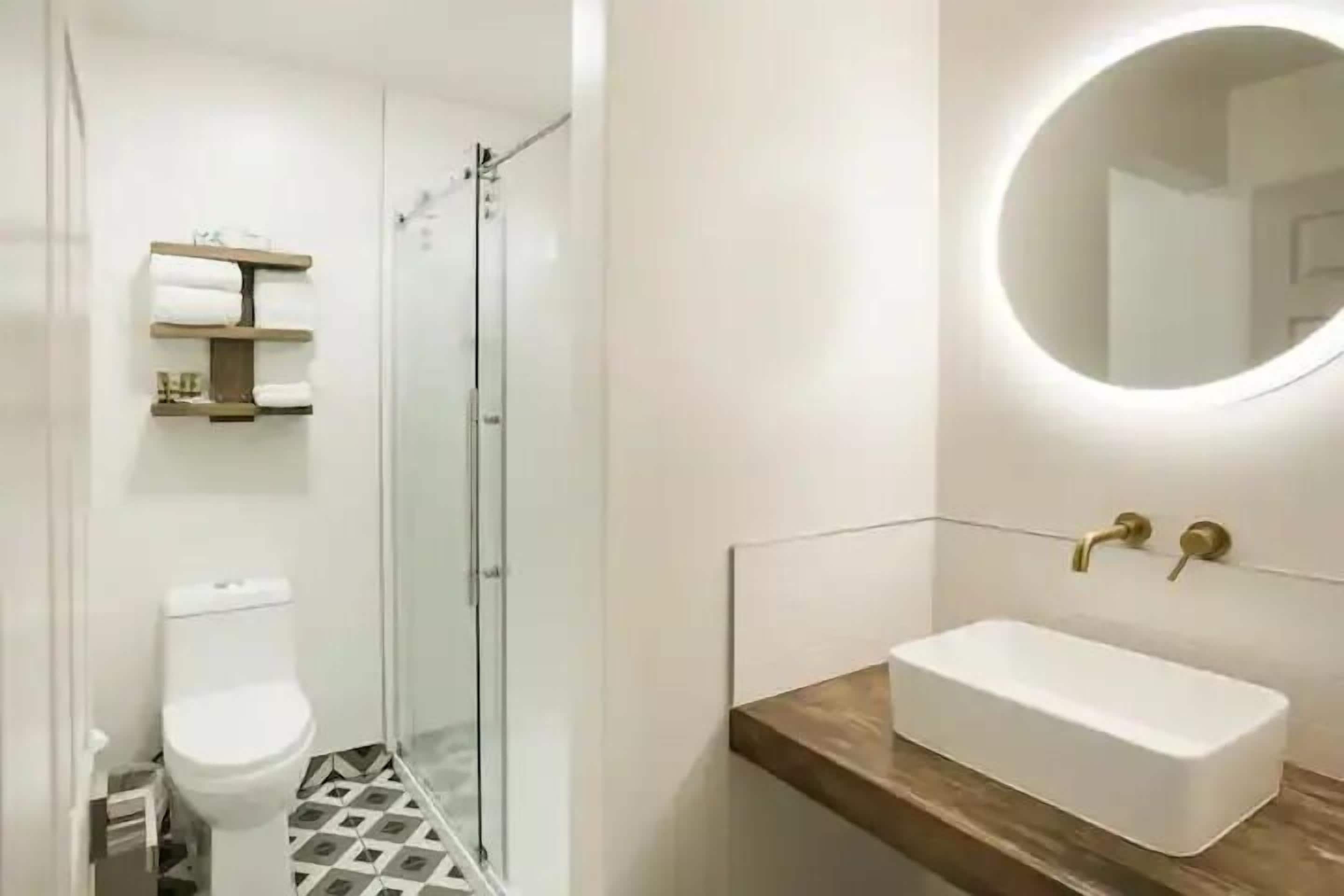 Shower, hydromassage showerhead, free toiletries, towels