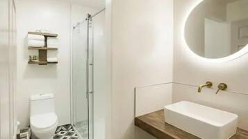 Shower, hydromassage showerhead, free toiletries, towels