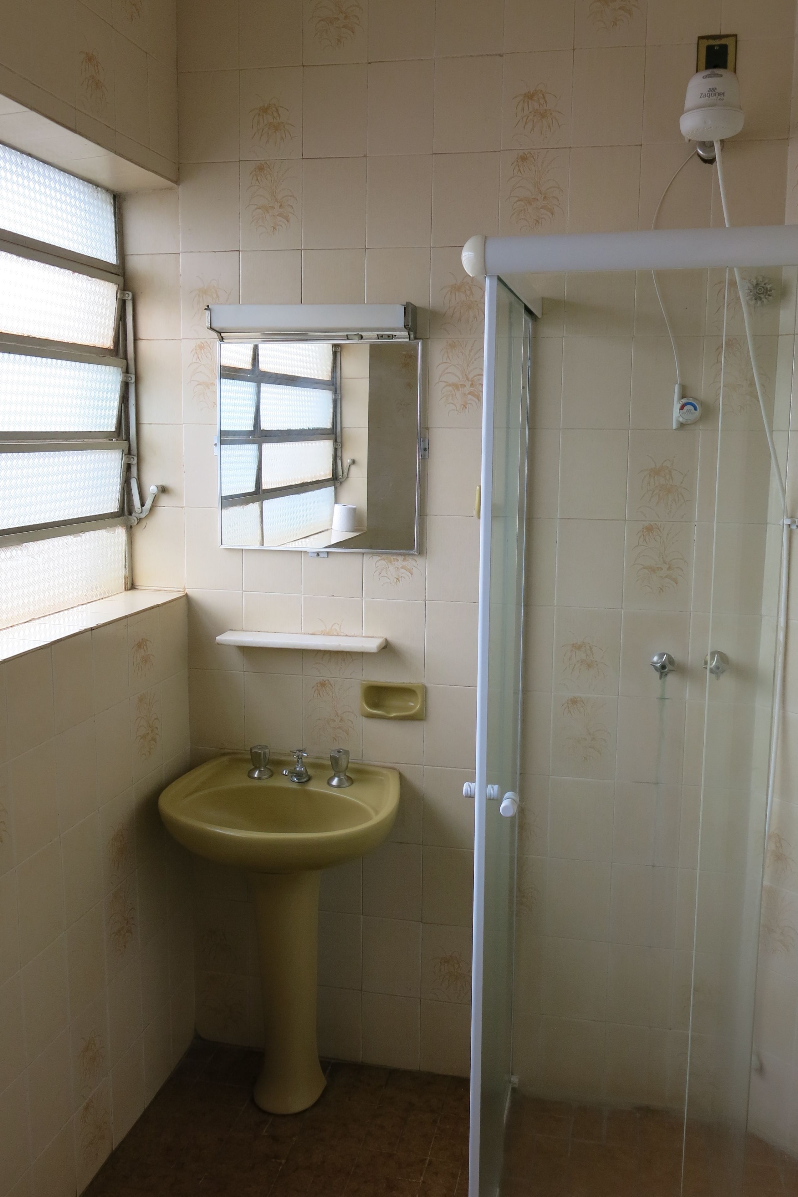 Suite | Bathroom | Shower, free toiletries, towels