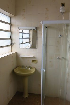 Suite | Baño | Ducha, artículos de higiene personal gratuitos y toallas