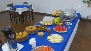 A buffet table with various food items including fruits, vegetables, and desserts. - Hotel Jau (Jau)