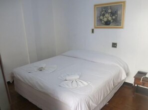 Minibar, tabla de planchar con plancha y wifi gratis 