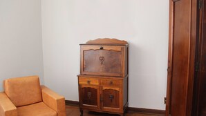 A room with a wooden cabinet and a leather chair. - Hotel Jau (Jau)