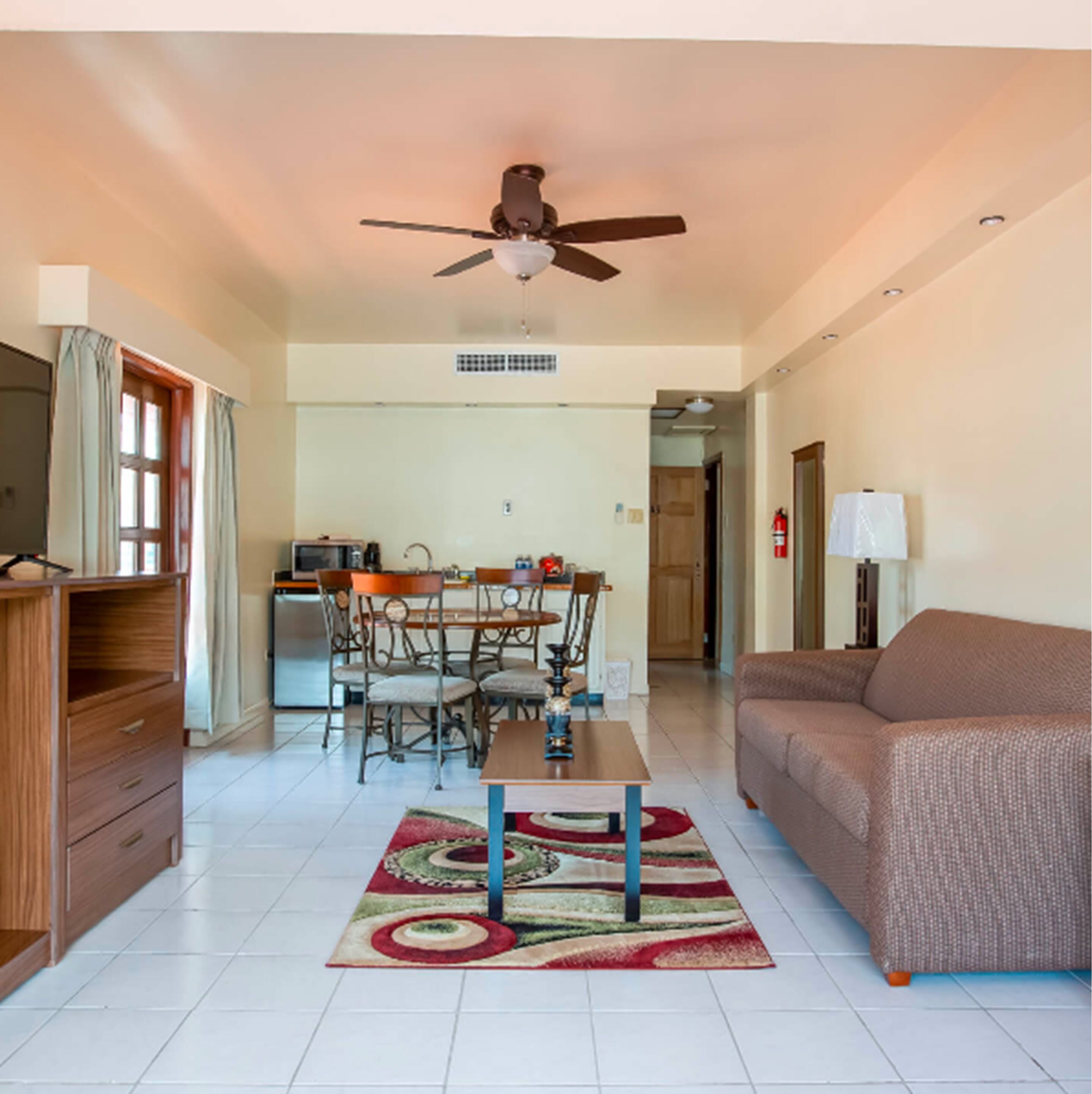 executive suite, 1 king bed, sea facing | living area | flat-screen tv