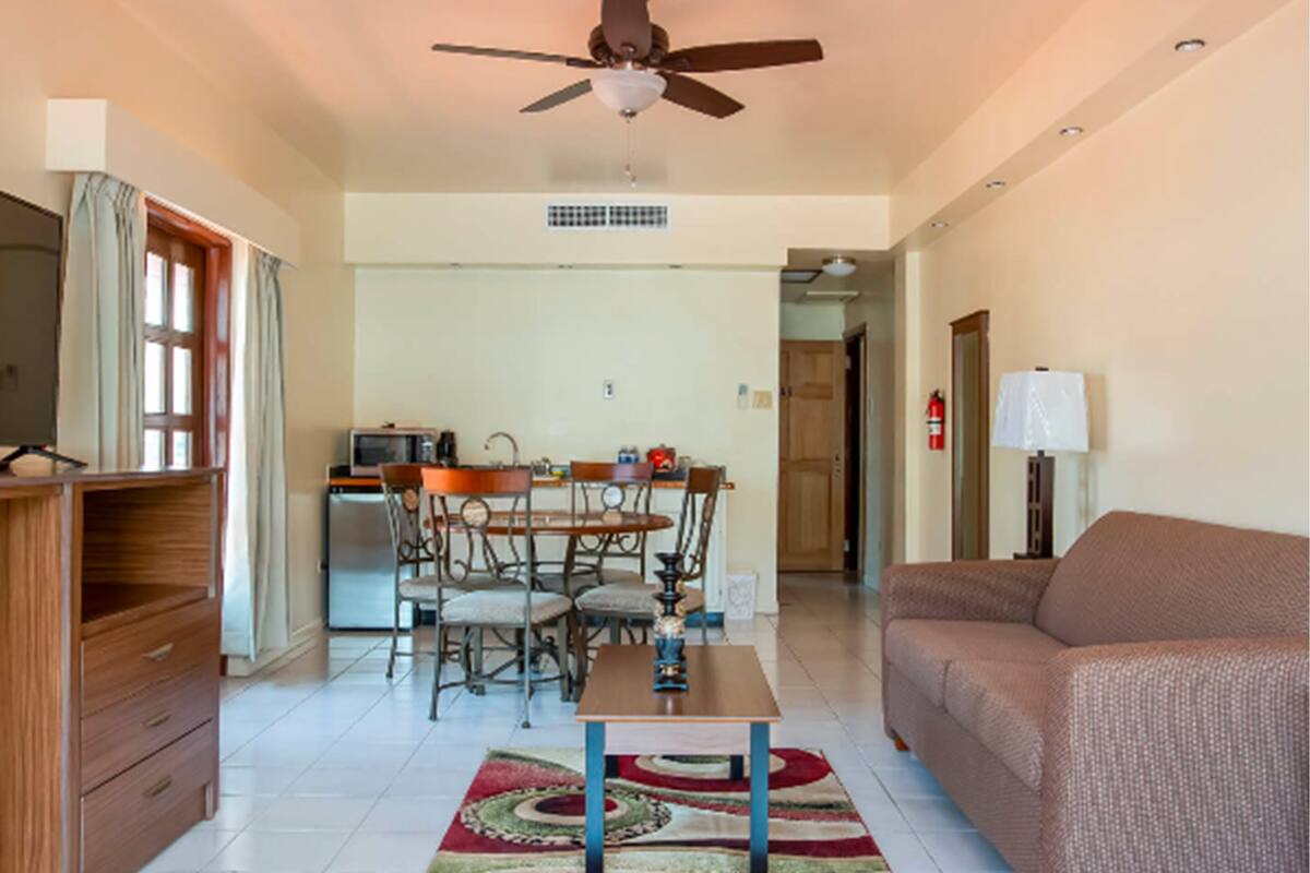 executive suite, 1 king bed, sea facing | living area | flat-screen tv