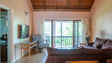 Superior appartement, 2 slaapkamers, uitzicht op tuin | Woonruimte | Flatscreentelevisie