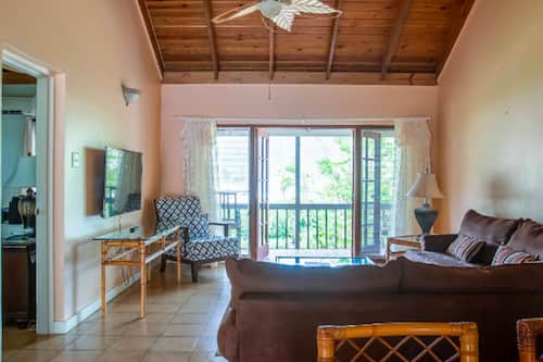 Apartamento superior, 2 habitaciones, vistas al jardín | Zona de estar | Una televisión de pantalla plana