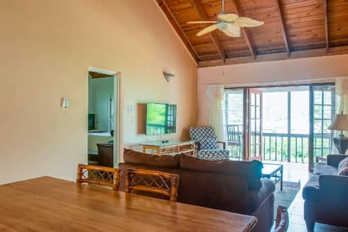 Apartamento superior, 2 habitaciones, vistas al jardín | Zona de estar | Una televisión de pantalla plana