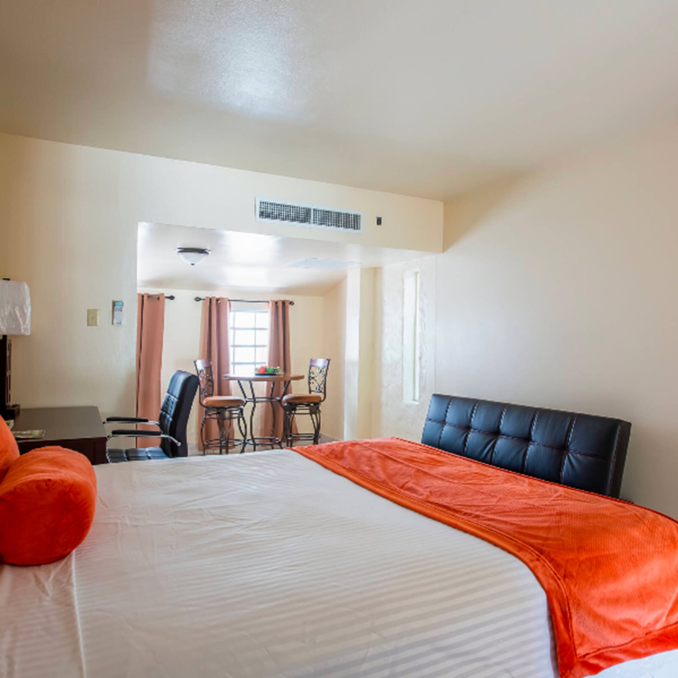 Une chambre d’hôtel avec un grand lit, un bureau et une chaise.
