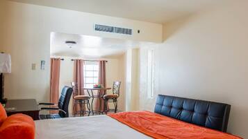 Une chambre d’hôtel avec un grand lit, un bureau et une chaise.