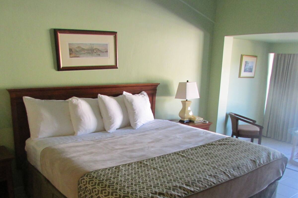 Superior kamer, 1 kingsize bed, uitzicht op zee | 1 slaapkamer, een kluis op de kamer, een bureau
