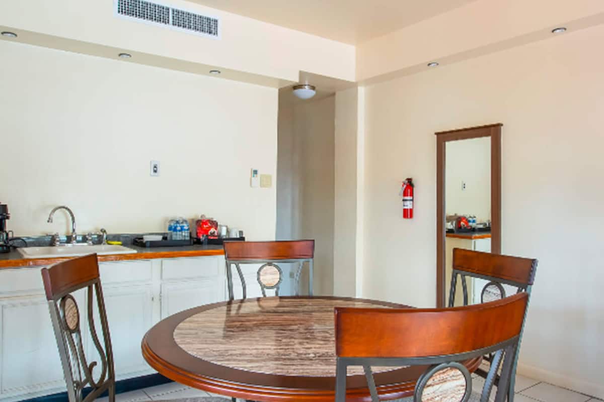 executive suite, 1 king bed, sea facing | living area | flat-screen tv