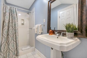 Kamar Khas, 1 kamar tidur, dapur kecil | Kamar mandi | Shower, perlengkapan mandi gratis, pengering rambut, dan handuk