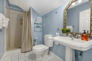 Dusj, toalettartikler (inkludert), hårføner og håndklær