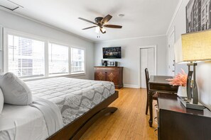 Comfort Room, 1 King Bed | 1 bedroom, individually decorated, individually furnished, desk - Canal Express Rooms (New Orleans)