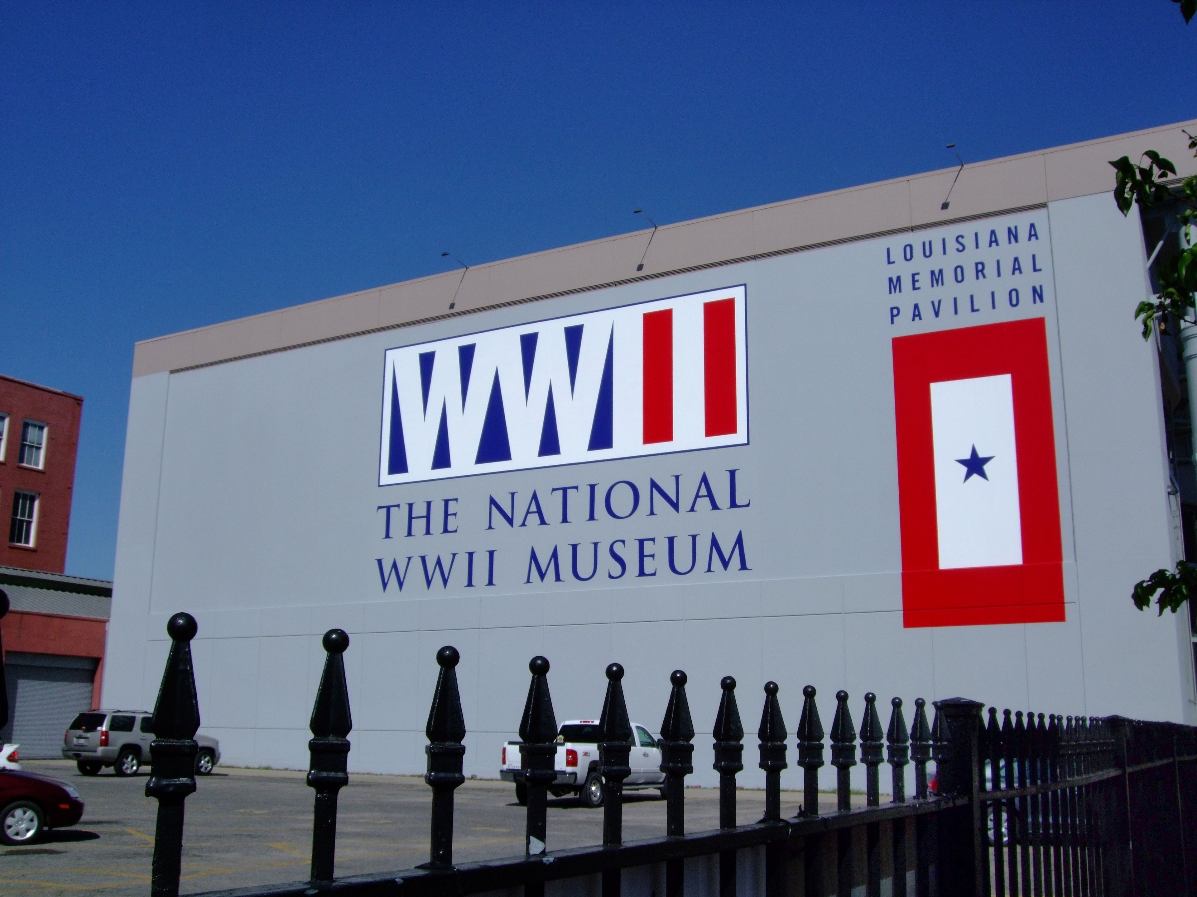 Une grande enseigne indiquant l’emplacement du Musée national de la Seconde Guerre mondiale et du Pavillon commémoratif de la Louisiane.