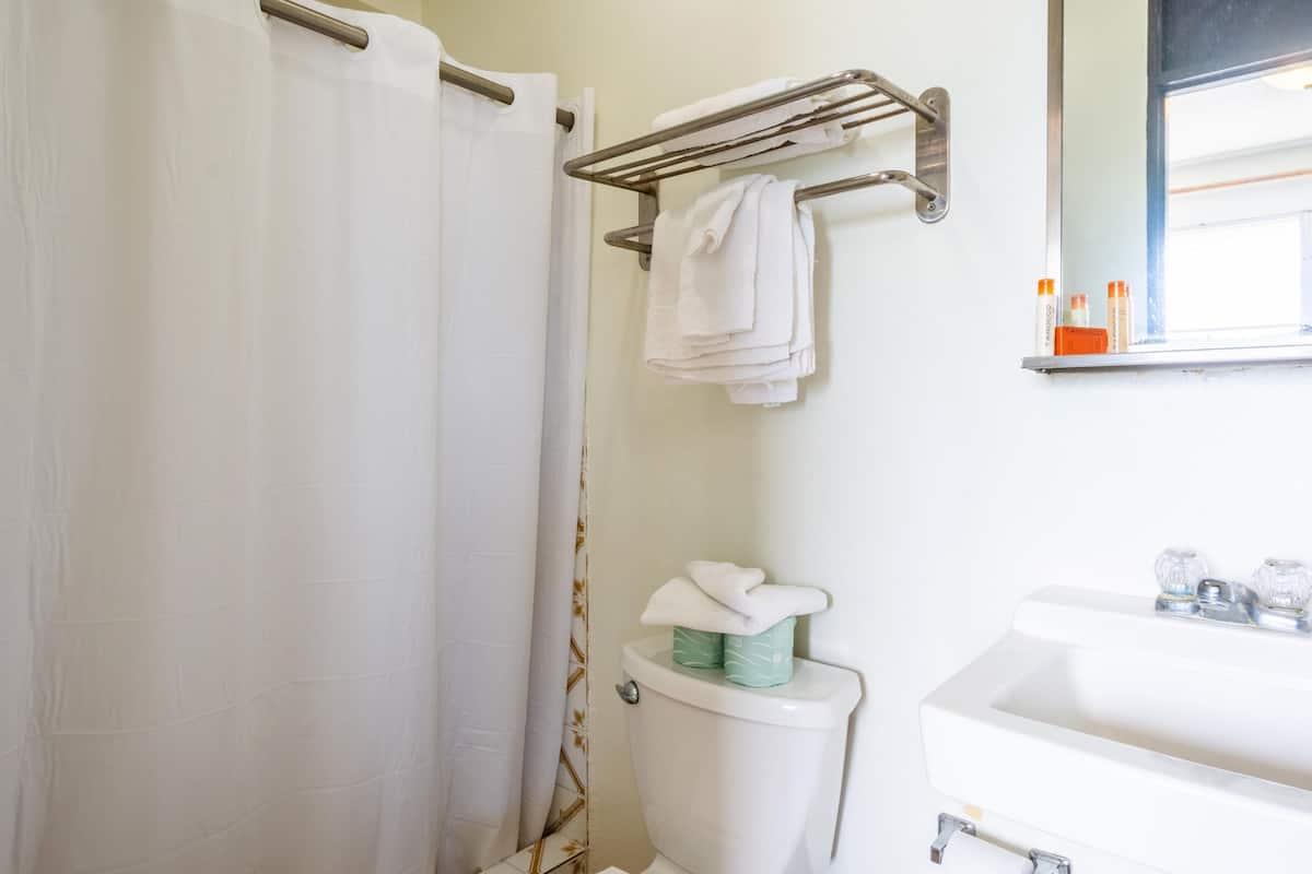 standard single room, balcony | bathroom | free toiletries, hair dryer