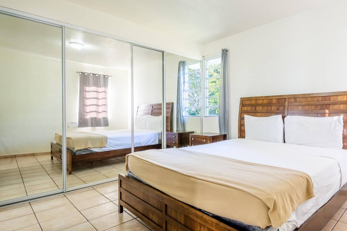 Apartamento familiar, balcón, junto a la piscina | Escritorio, tabla de planchar con plancha, wifi gratis y ropa de cama