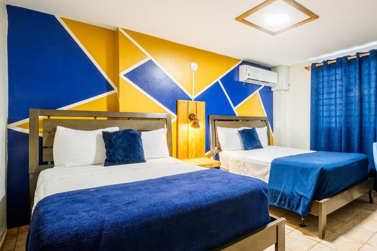 Basic-værelse til 4 personer - balkon | Skrivebord, strygejern/strygebræt, gratis Wi-Fi, sengetøj