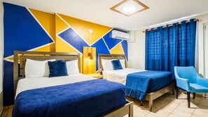 Quarto quádruplo básico, sacada | Escrivaninha, ferros/tábuas de passar roupa, Wi-Fi de cortesia