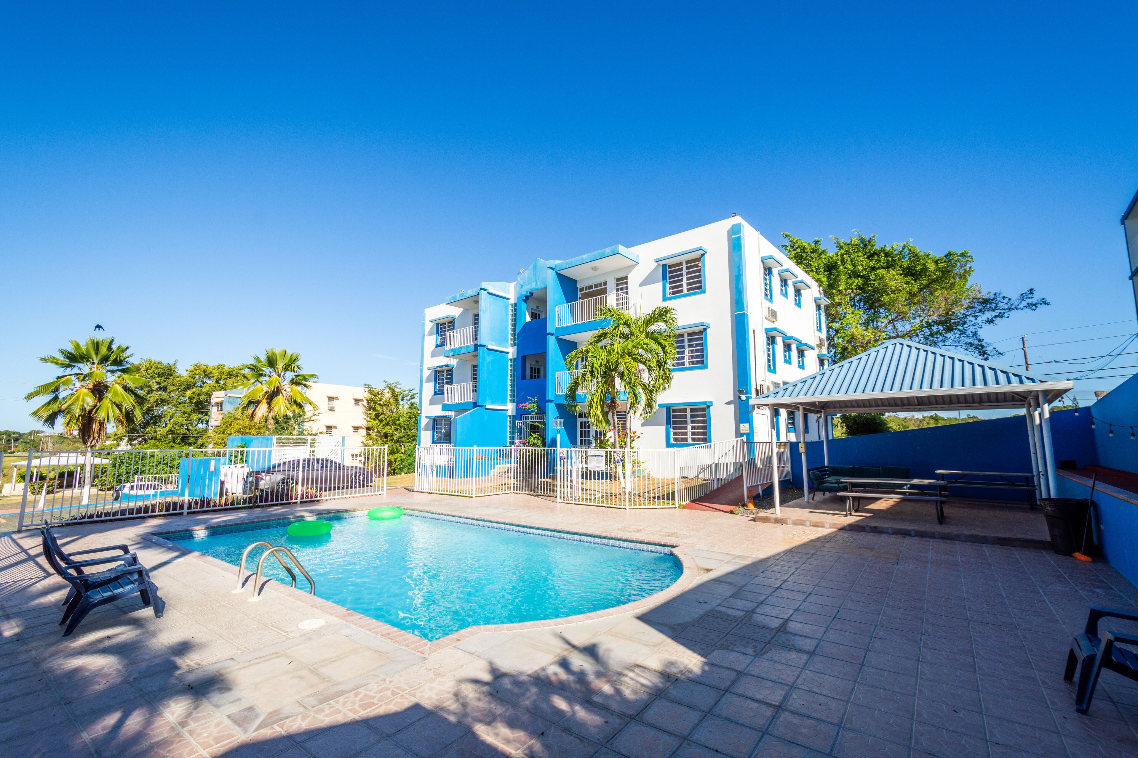 2 outdoor pools, open 9:00 am to 8:00 pm, pool loungers