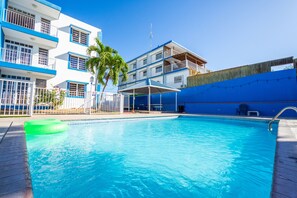 2 piscinas externas, funciona das 9h às 20h, espreguiçadeiras