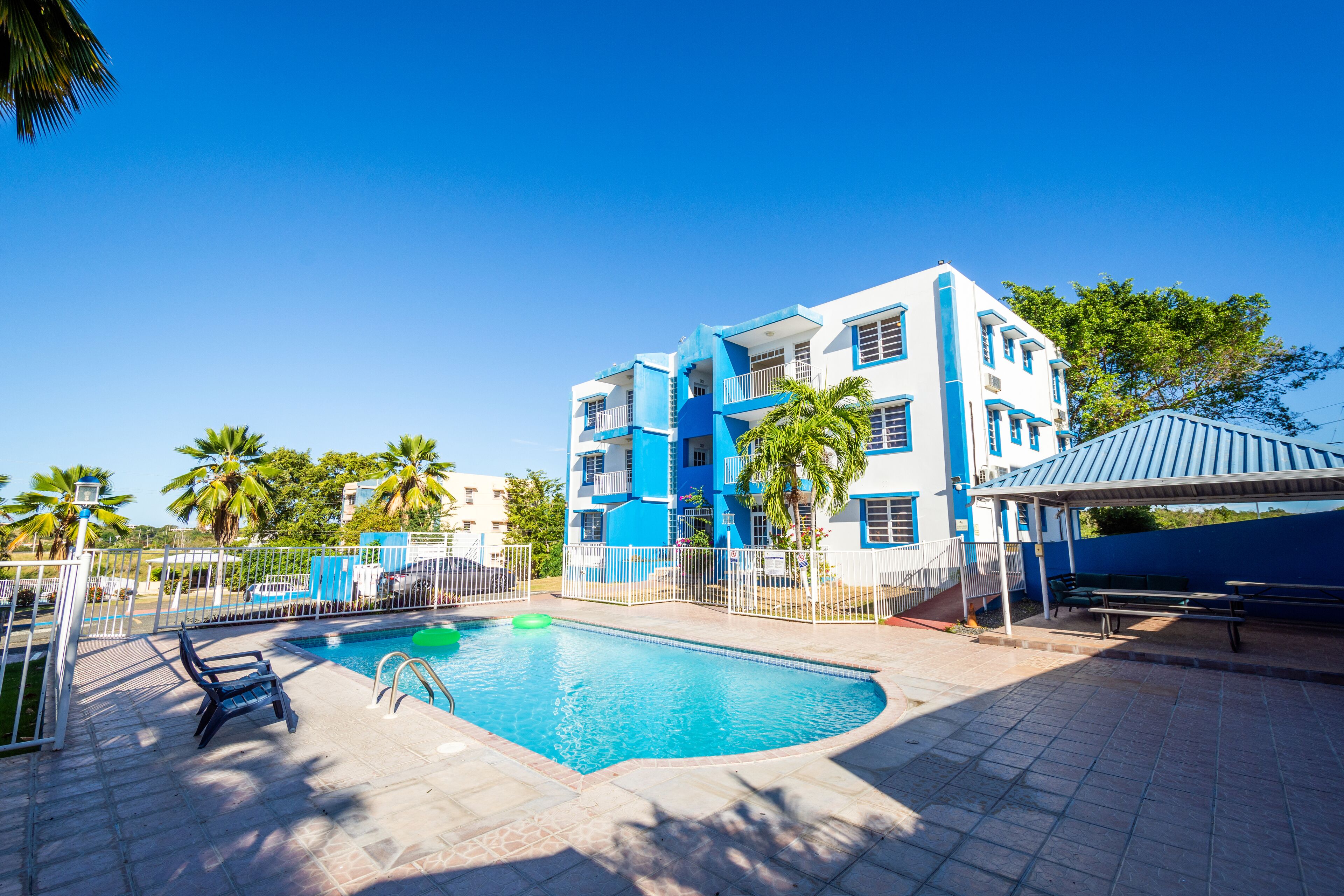 2 outdoor pools, open 9:00 am to 8:00 pm, pool loungers