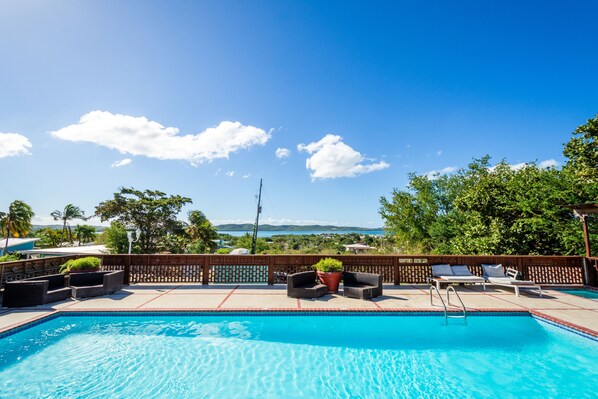 2 piscinas externas, funciona das 9h às 20h, espreguiçadeiras