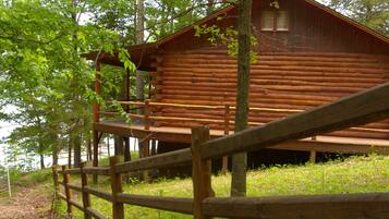 One Story Waterfront Cabin | Premium bedding, desk, iron/ironing board, free WiFi