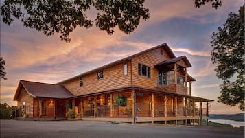 Treetop Penthouse Suite | Reception
