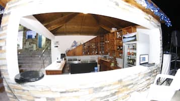 2 bars, bar en bord de piscine