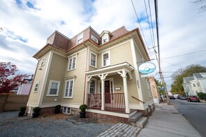 Front of property - The Newport Inn (Newport)