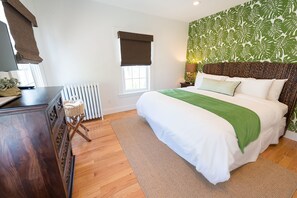 Premium bedding, in-room safe, individually decorated - The Newport Inn (Newport)