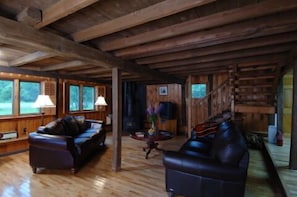 Ferienhaus, 4 Schlafzimmer, Flussblick | Wohnzimmer | Flachbildfernseher, Kamin