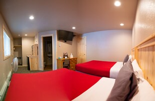 Escritorio, internet por cable gratis y ropa de cama 